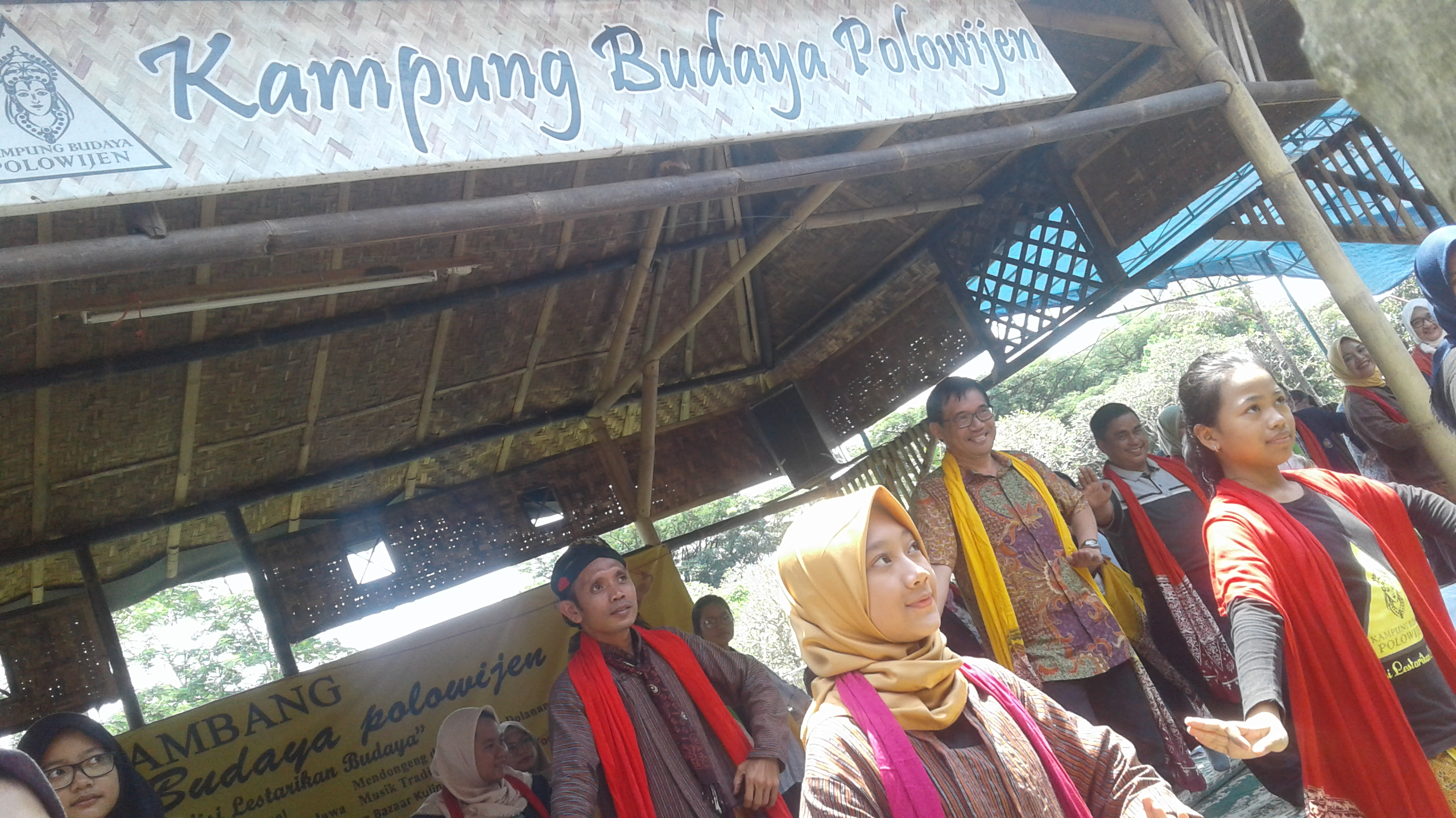 Plt. Kepala BPIP bersama warga kampung Polowijen menari (Foto: Fajar/Ngopibareng.id