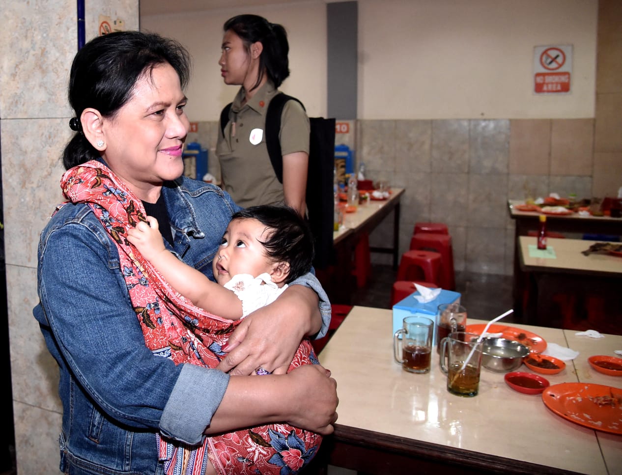 Ibu Negara Iriana Joko Widodo, menggendong cucunya Sedah Mirah, putri Kahiyang Ayu. (Foto: asmanu/ngopibareng.id)