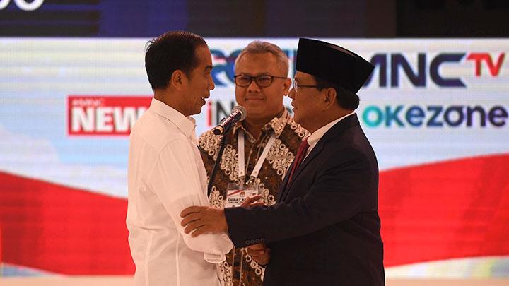 Capres Jokowi dan Capres Prabowo bersama Ketua KPU Arief Budiman. (Foto: antara for ngopibareng.id)