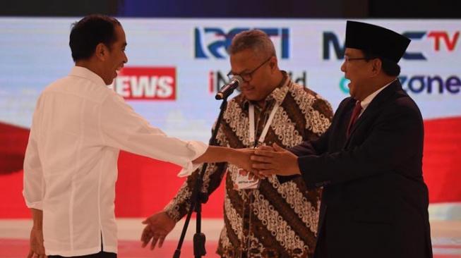 Capres Joko Widodo dan Capres Prabowo bersama Ketua KPU Arief Budiman. (Foto: ngopibareng.id)