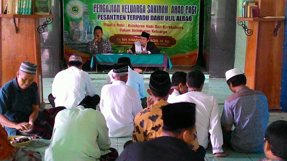 KH Kharisuddin Aqib dalam pengajian di Pondok Pesantren Daru Ulul Albab, Kediri.