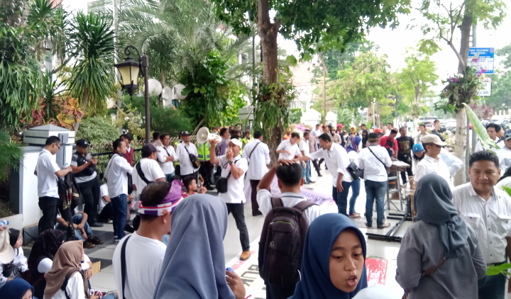 Sejumlah 600 pedagang Hi-Tech Mall melakukan aksi di Balaikota Surabaya, Senin, 18 Februari 2019. (foto: farid/ngopibareng.id) 