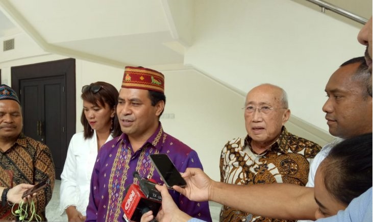 Anggota DPD Perwakilan NTT Adrianus Garu di Kantor Wakil Presiden Jakarta, Senin 18 Februari 2019. (Foto: Antara/Fransiska Ninditya)