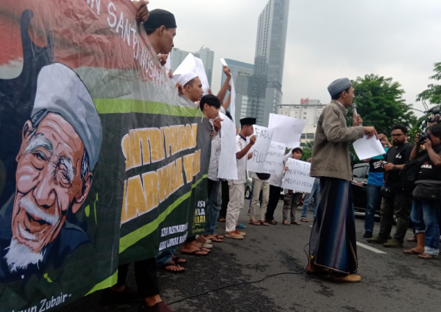Aksi Jaringan Santri Nusantara di depan Gedung Negara Grahadi Surabaya, Senin, 18 Februari 2019. (Foto: Farid/ngopibareng.id) 