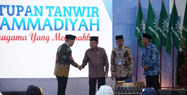 Wapres Jusuf Kalla bersama Ketua Umum PP Muhammadiyah Haedar Nashir. (Foto: md for ngopibareng.id)