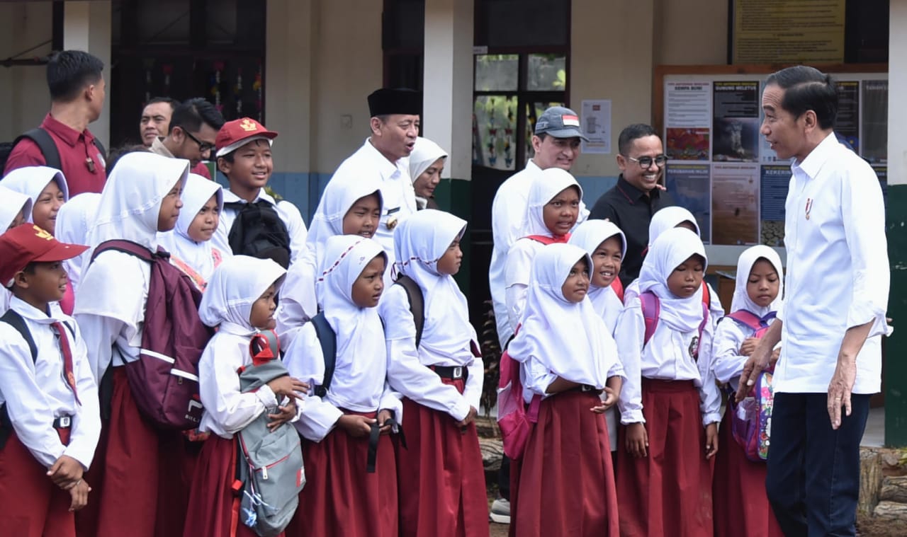 Presiden meninjau simulasi taruna program siaga bencana (Tagana ) masuk sekolah  di Pandeglang. (Foto: Biro Pers Setpres)
