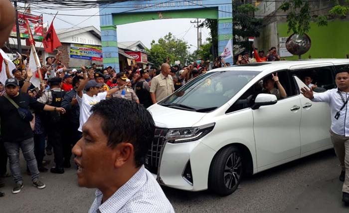 Mobil yang ditumpangi Prabowo melintas di depan pendukung Jokowi di Jl.Tambak Deres, Surabaya, Selasa 19 Februri. (Foto:RegionalKompas)