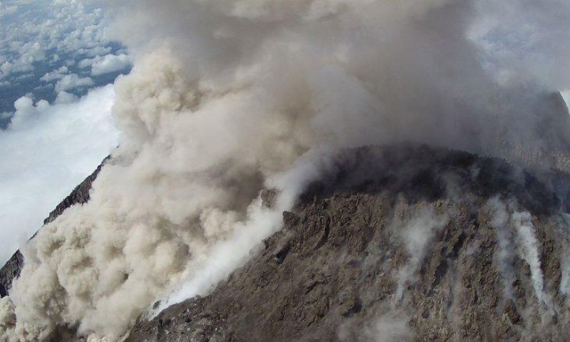 Guguran debu vulkanik keluar dari Gunung Merapi. (Foto: dok/antara)