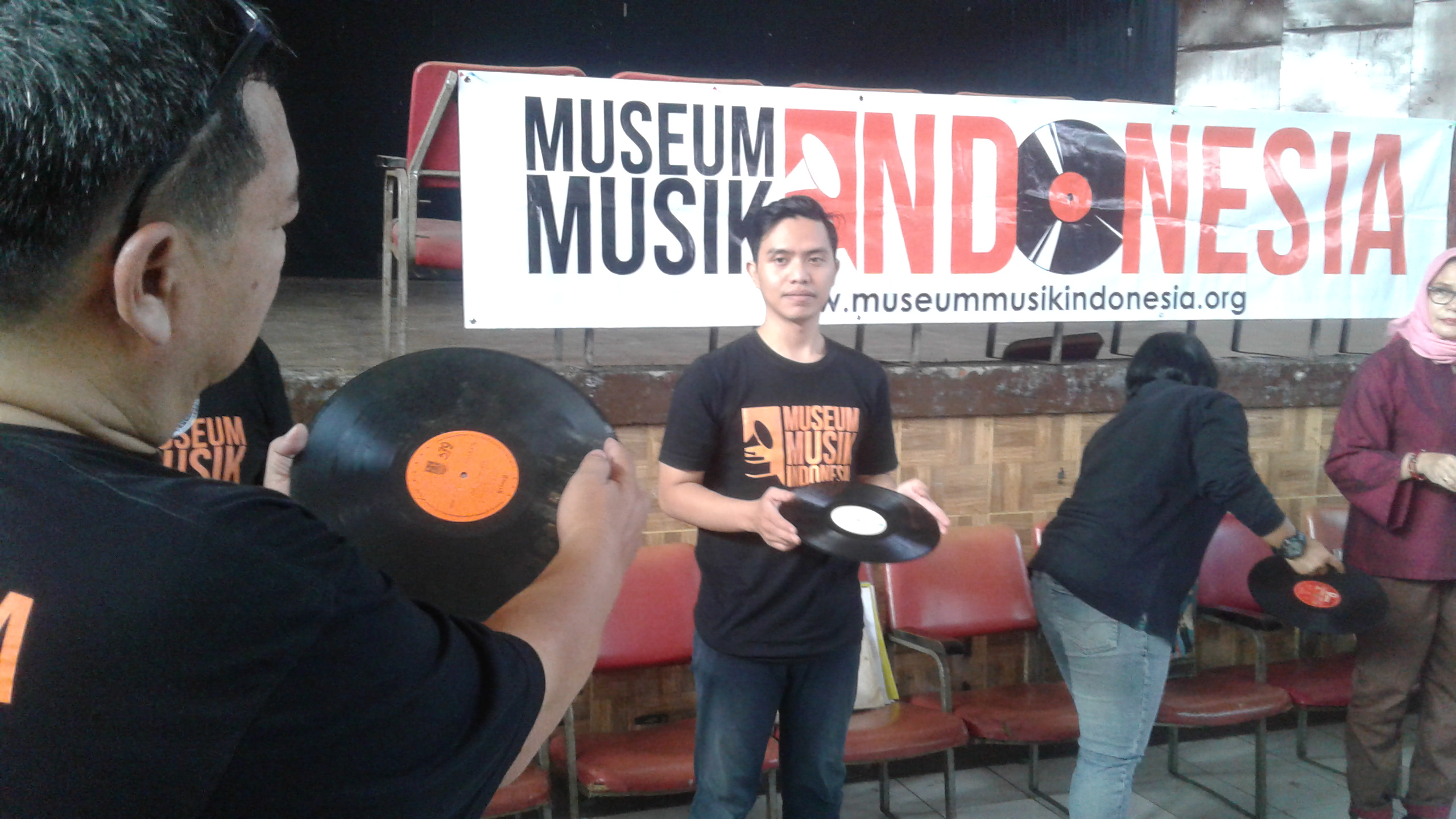 Petugas Museum Musik Indonesa menunjukkan cara membersihkan piringan hitam. (Foto: Fajar/Ngopibareng.id)