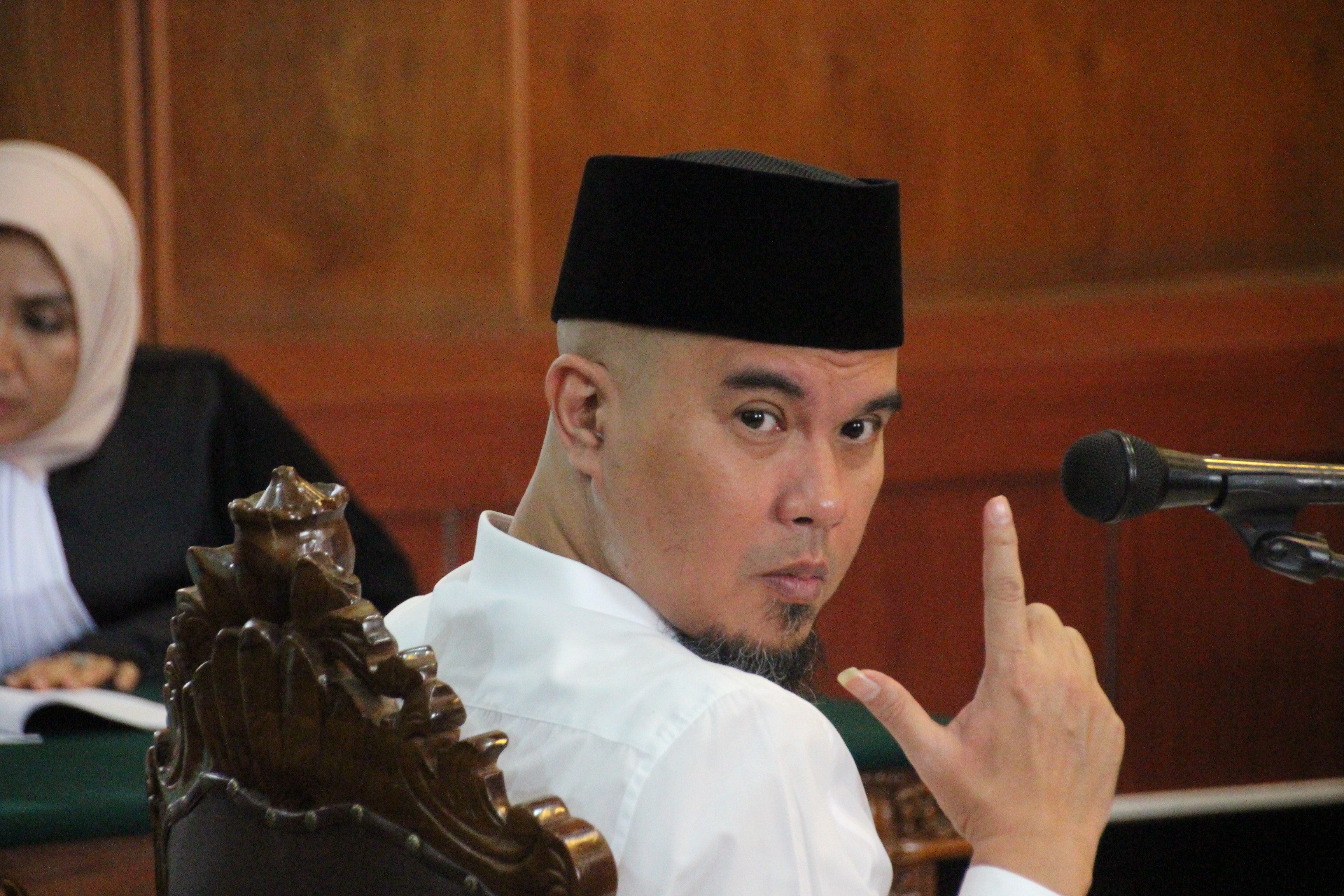 Ahmad Dhanj saat menjalani persidangan di PN Surabaya, beberapa waktu lalu. (foto: farid/ngopibareng.id) 