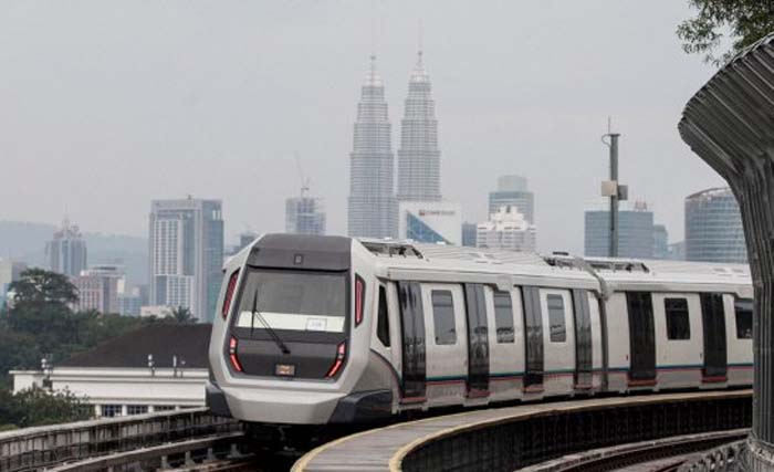 MRT di Kuala Lumpur dengan latar Menara Petronas. (Foto:Antara)
