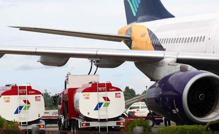 Tanki Pertamina mengisi avtur ke pasawat Garuda, di Bandara. (Foto:Antara)