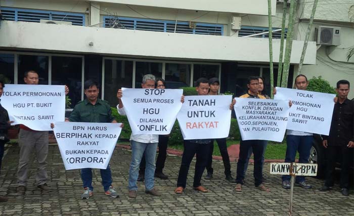 Warga Desa Tanjung Kecamatan Kumpeh, MuaroJambi  menggelar aksi menolak HGU untuk PT. Bukit Bintang Sawit di depan Kantor Wilayah Badan Pertanahan Nasional (BPN) Provinsi Jambi.( Foto:FokusJambi)