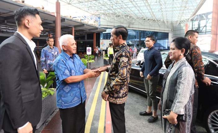 Presiden Jokowi dan Ibu Negara Iriani disambut besan  dan putra sulung SBY, Hatta Rajasa dan  Agus Yudhoyono, di lobi National University Hospital Singapura, Kamis. (Foto:Kompas.nasional) 