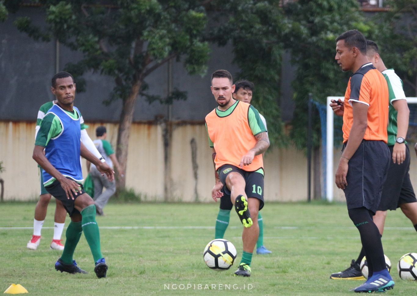 Pemain asing anyar Persebaya, Damian Lizio sudah mengikuti latihan perdana hari ini, Kamis 21 Februari 2019. (Foto: Haris/ngopibareng.id)