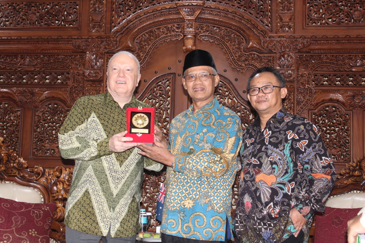 Duta Besar Australia untuk Republik Indonesia Gary Quinlan AO bersilaturahim ke kantor Pimpinan Pusat Muhammadiyah Jakarta. (Foto: md for ngopibareng.id)