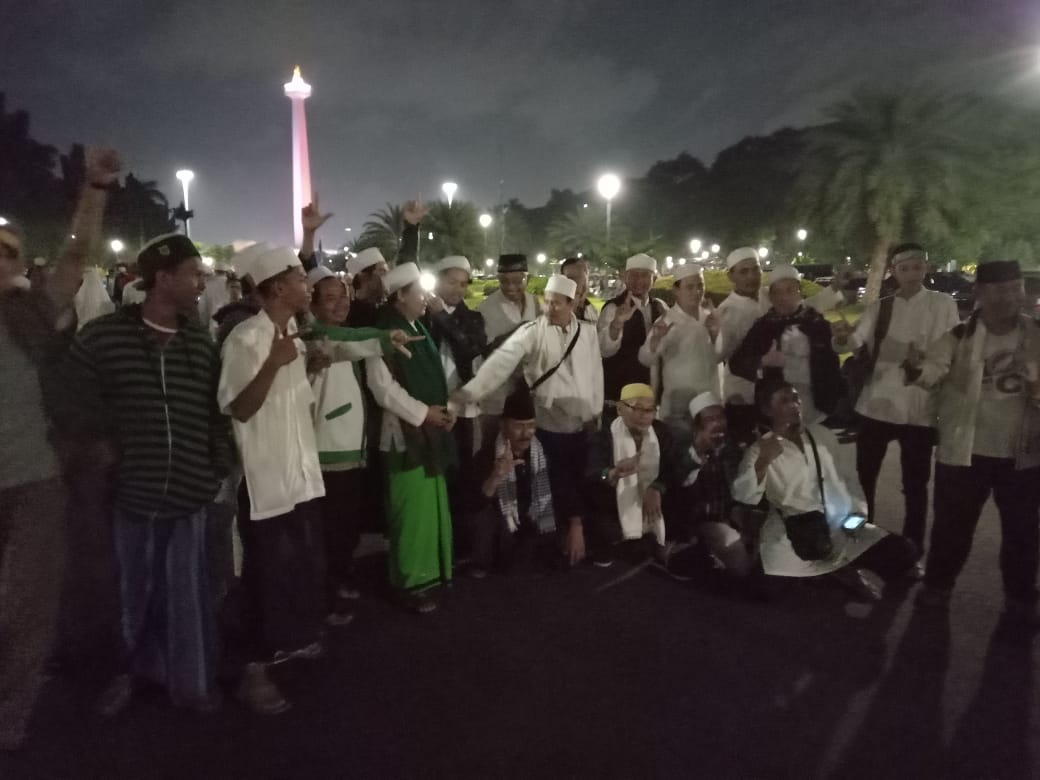 Ribuan massa alumni 212 berbondong-bondong mendatangi Silang Monas, Jakarta untuk menghadiri Senandung Dzikir dan Sholawat, Kamis, 21 Februari 2019.  