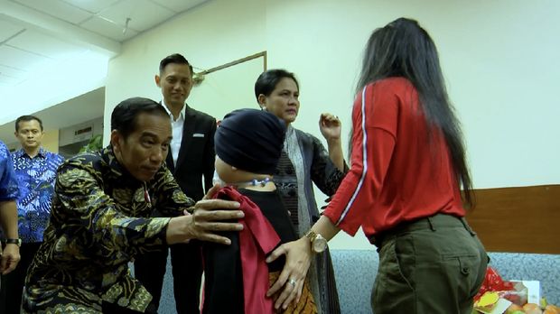 Pertemuan Presiden Jokowi dan Ibu Negara Iriana dengan anak Denada, Shakira Aurum. (Foto: Instagram @denadaindonesia).