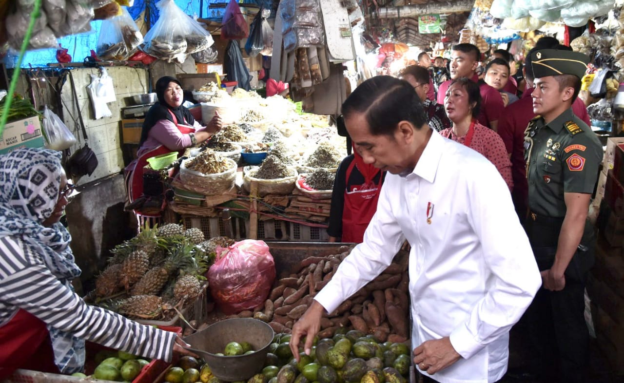 Presiden Joko Widodo memilah kedondong yang dibelinya di pasar tradisional Pasar Minggu, Jakarta Selatan, Jumat 22 Februari 2019. (Foto: Setpres)