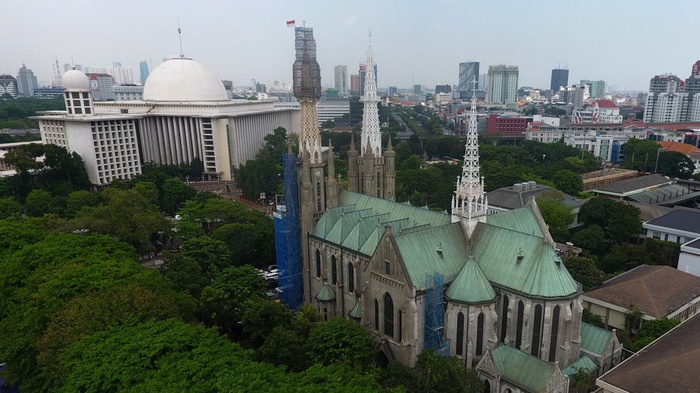 Masjid Istiqlal yang berdekatan dengan Gereja Katedral, Jakarta. (Foto; dok/antara)