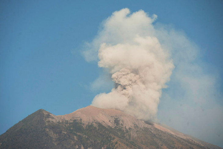 Erupsi Gunung Agung yang terjadi tahun 2018 lalu. (Foto: dok/antara)