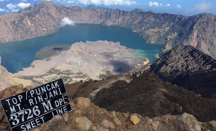 Puncak Gunung Rinjani di Lombok, sudah 7 bulan sejak gempa sepi pengunjung. (Foto:Antara)