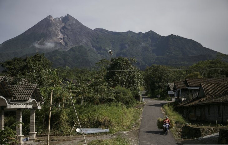 Gunung Merapi mengeluarkan asap tipis. (Foto: dok/antara)