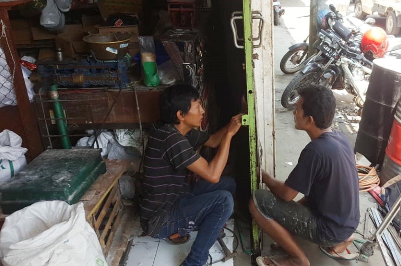  Toko Putra Jaya di Jalan Pahlawan, Kota Probolinggo dibobol pencuri “spesialis rokok”. (Foto: Ikhsan/ngopibareng.id)