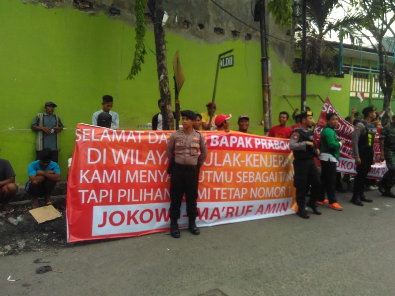 Aksi protes massa Jokowi, menyambut kedatangan Prabowo di Bulak, Kenjeran Surabaya, Selasa, 19 Februari 2019. (Foto: Farid/ngopibareng.id)