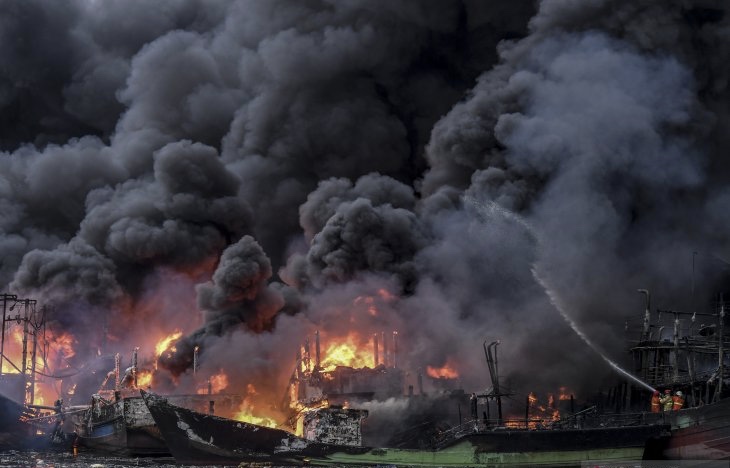 Kapal-kapal sandar yang terbakar di Muara Baru, Jakarta. (Foto: dok/antara)