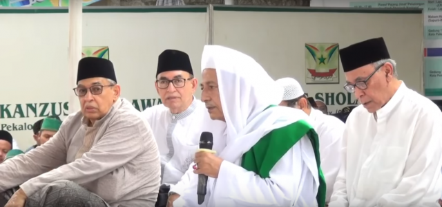 Habib Luthfi bin Yahya bersama M Quraish Shihab dan Alwi Shibah di Pekalongan. (foto: dok ngopibareng.id)