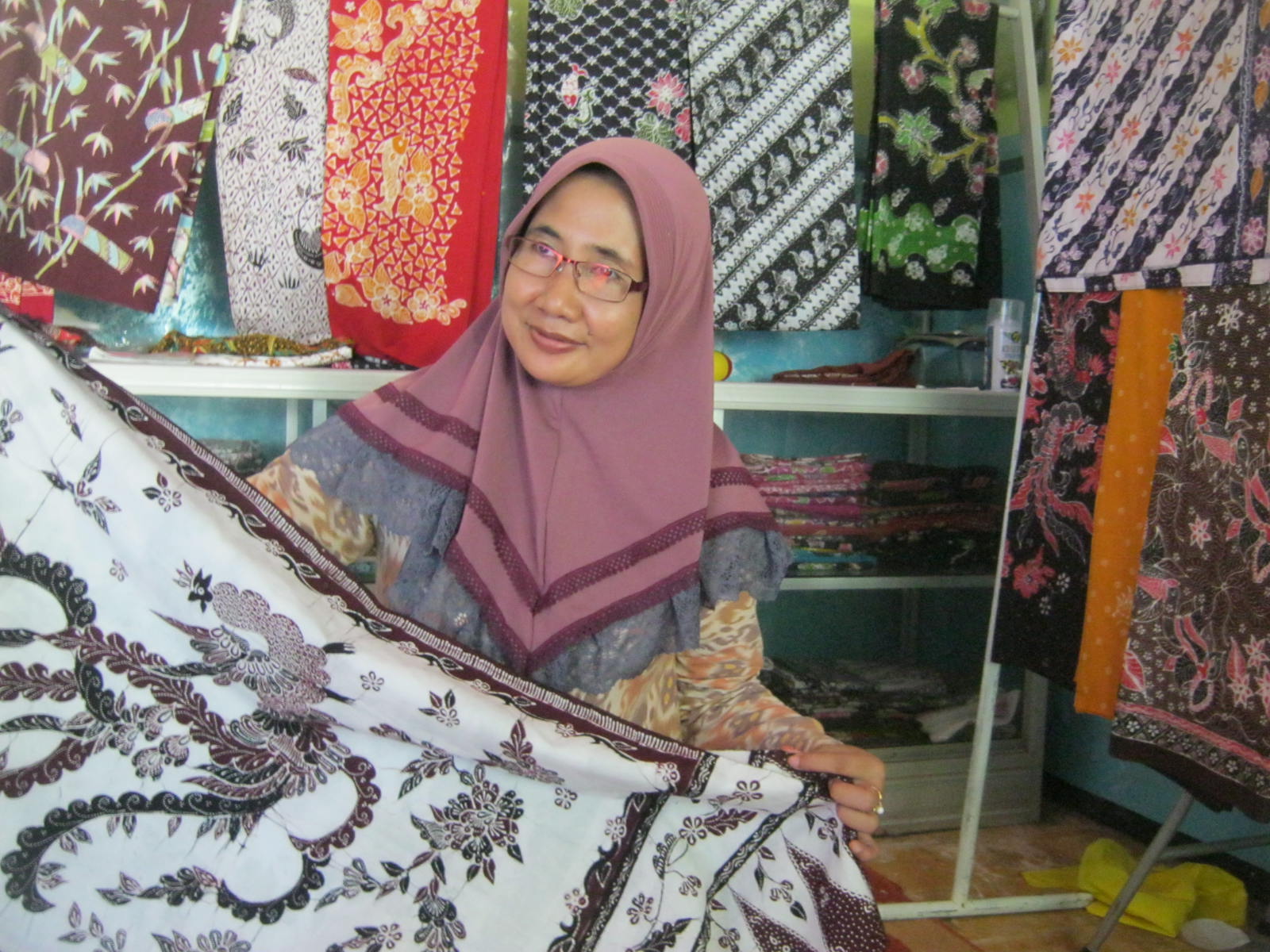 Perajin batik Sendang Dhuwur Siti Enifah (foto :Totok/ngopibareng.id)