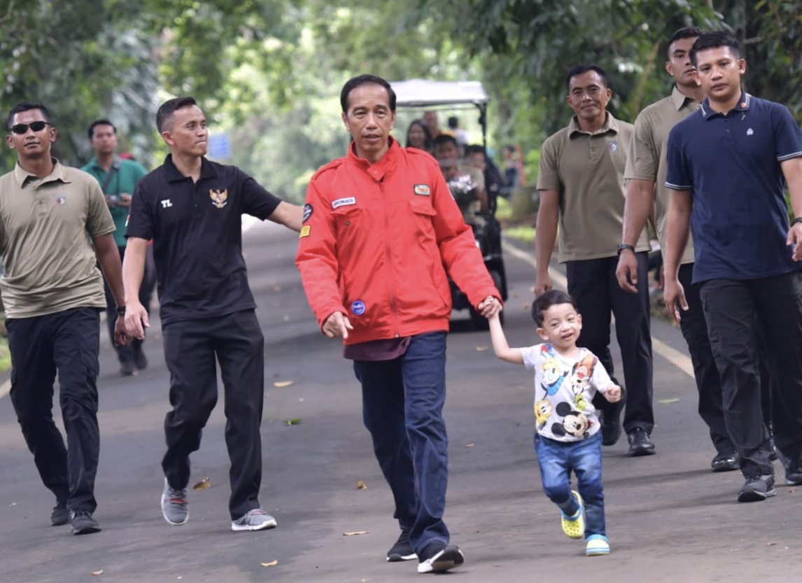 Jokowi ajak jalan-jalan cucunya Jan Ethes di Kebun Raya Bogor. (Foto Biro Pers/Sepres