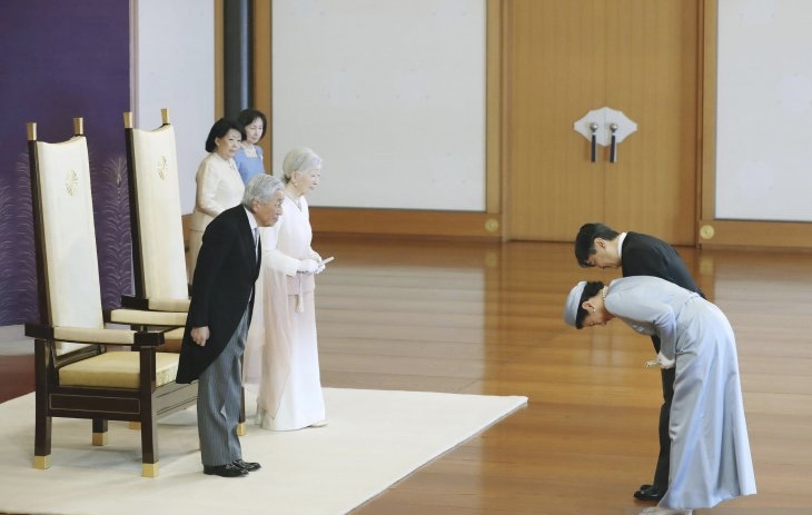 Kaisar Jepang Akihito dan Permaisuri Michiko menerima salam dari Pangeran Mahkota Naruhito dan Putri Mahkota Masako sebagai bagian dari perayaan 30 tahun Kaisar Akihito di Imperial Palace di Tokyo, Jepang, Minggu, 24 Februari 2019. (Foto Reuters via Antara)