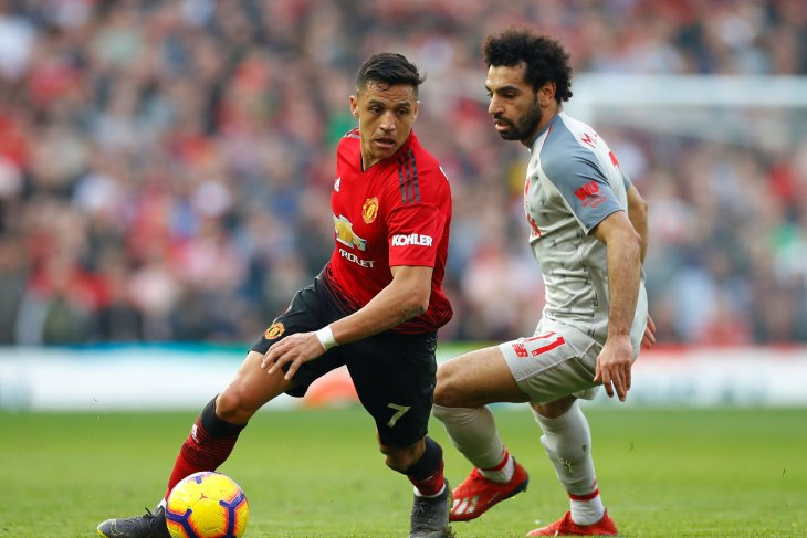Alexis Sanchez (kiri) berduel dengan Mohamed Salah (kanan) di Old Trafford, Manchester, Inggris pada 24 Februari 2019. (Foto: Antara)