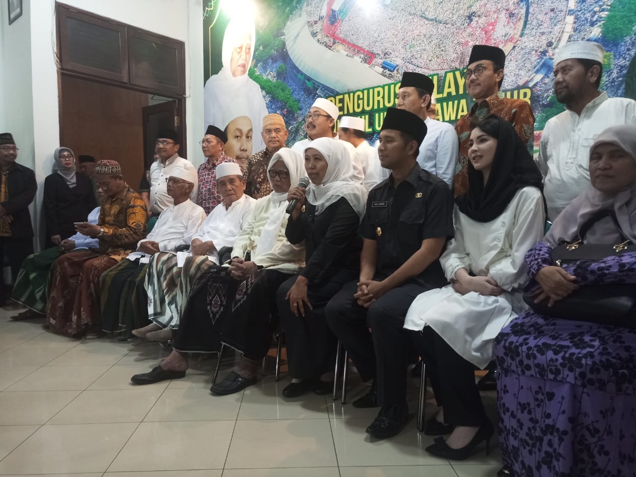 Gubernur Jawa Timur Khofifah Indar Parawansa memberikan keterangan pers di PWNU Jawa Timur, Senin 25 Februari 2019. (Foto: pwnujatim for ngopibareng.id)
