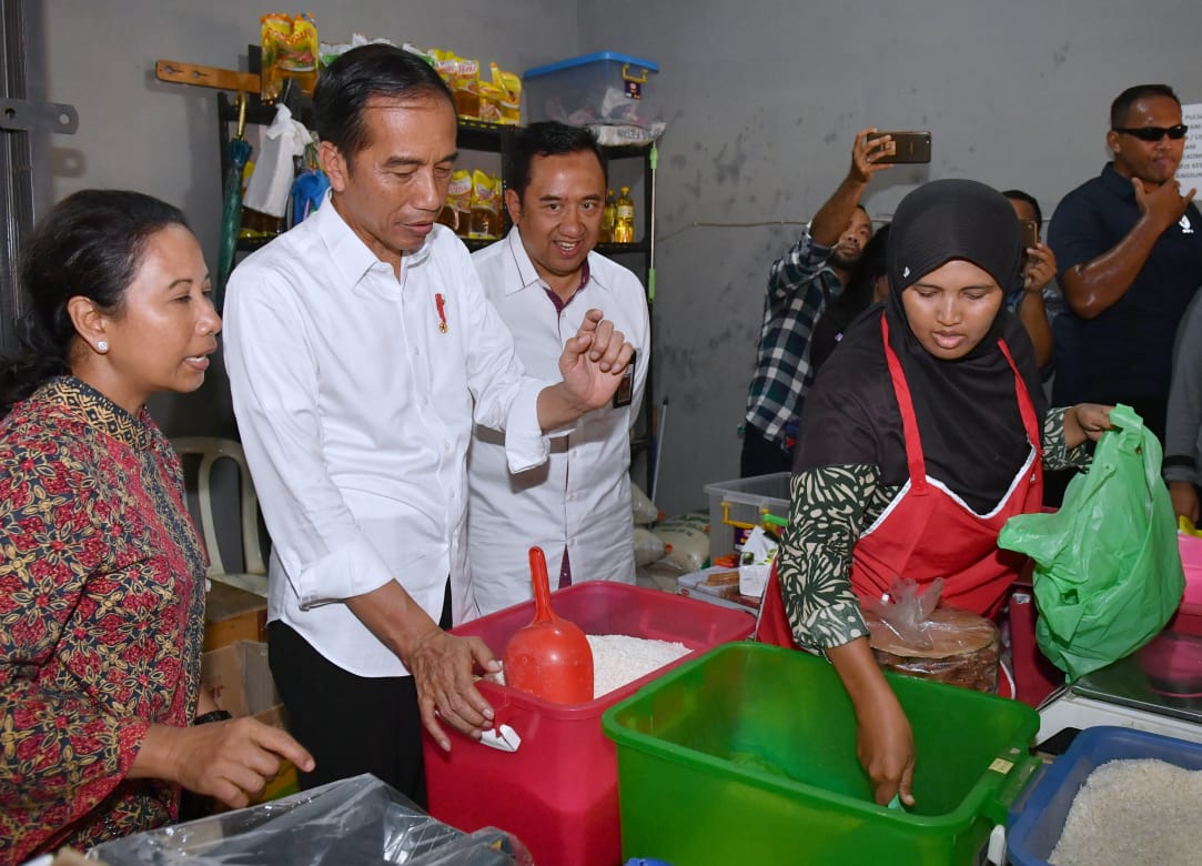 Presiden Jokowi blusukan ke pasar Palem Gading Cilacap beli pare dan tempe. (Foto: Biro Pers Setpres)
