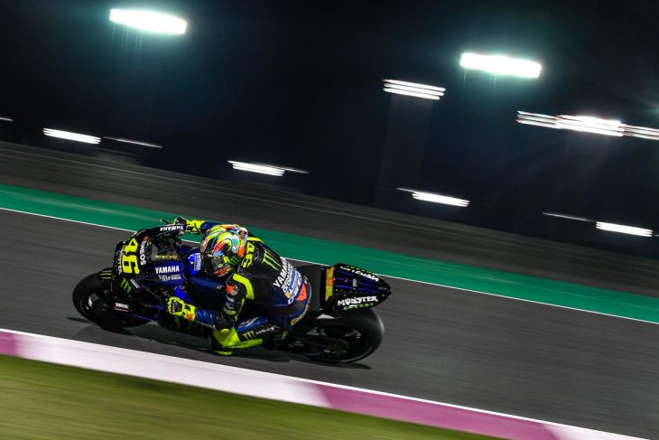 Valentino Rossi saat menikung di Sitkuit Losail, Qatar, 25 Februari 2019. (Foto: MotoGP.com)