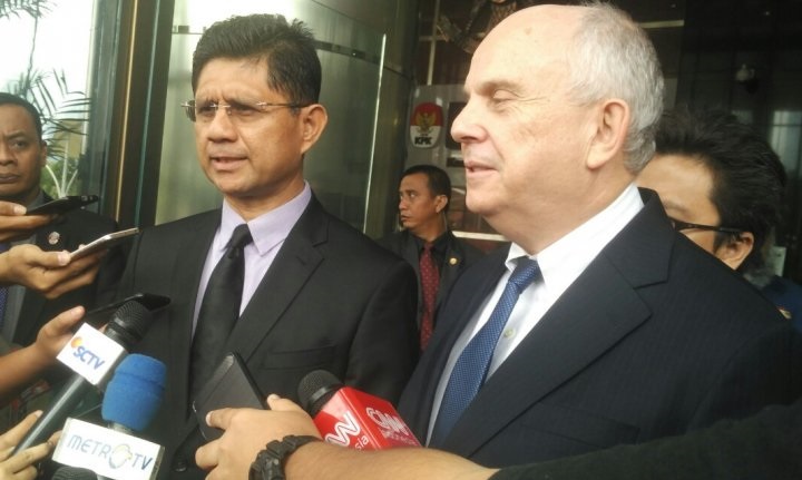  Dubes AS untuk Indonesia Joseph R Donovan Jr (kanan) dan Wakil Ketua KPK Laode M Syarif usai bertemu di gedung KPK, Jakarta, Selasa (26/2/2019). (Foto: Antara/Benardy Ferdiansyah)