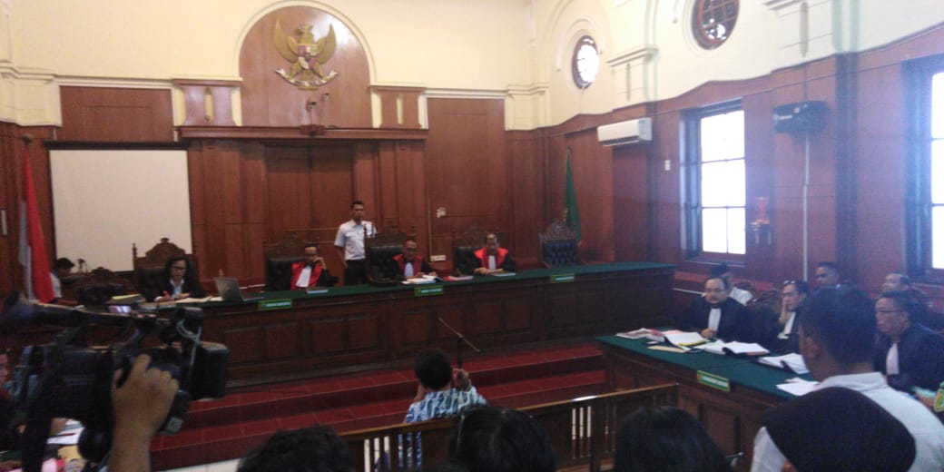 Suasana sidang keempat Ahmad Dhani di Pengadilan Negeri Surabaya, Selasa 26 Februari 2019. (Foto: Farid/ngopibareng.id)