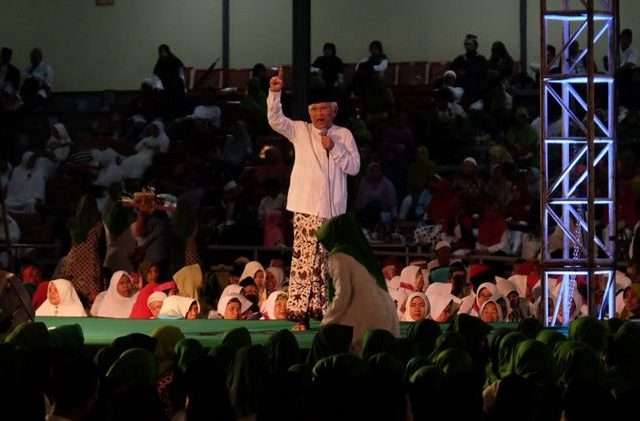 KH A Mustofa Bisri menyampaikan pesan di depan umat dan masyarakat Indonesia. (Foto: nu for ngopibareng.id)