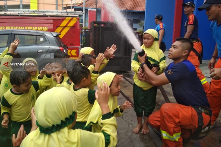 Program edukasi dalam mengenalkan tugas para pemadam kebakaran yang dikemas dalam bentuk wisata untuk anak-anak yang diberi nama "RomySableng 112 and The Kids" mulai dibuka untuk umum di Kota Surabaya, Jawa Timur. (Foto: Antara)