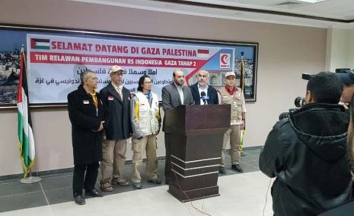 Tim  Medical Emergency Rescue Committee (MER-C) Indonesia memberi keterangan pers usai tiba di Gaza, Palestina. (Foto:MinaNews)