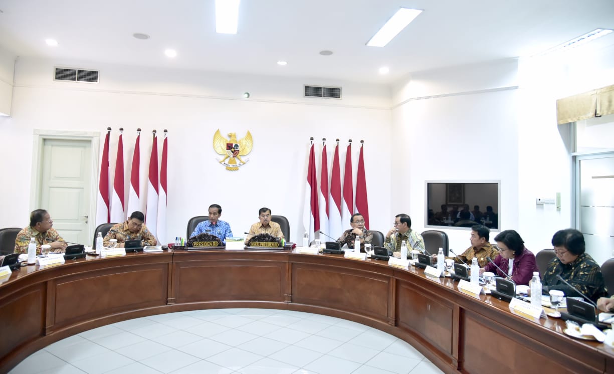 Presiden Joko Widodo dalam rapat kerja terbatas di Kantor Presiden, Jakarta. (Foto: setneg for ngopibareng.id)