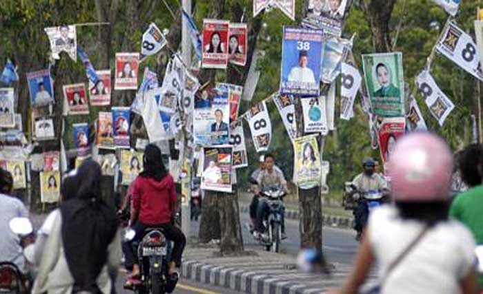 Poster para caleg dipasang memenuhi tepian jalan di Sumsel. (Foto:Antara)