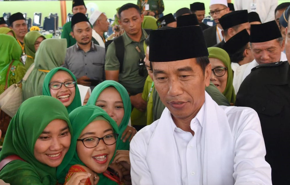 Presiden Joko Widodo bersama Muslimat NU setelah deklarasikan anti Hoax dan fitnah. (Foto: Biro Pers Setpres)