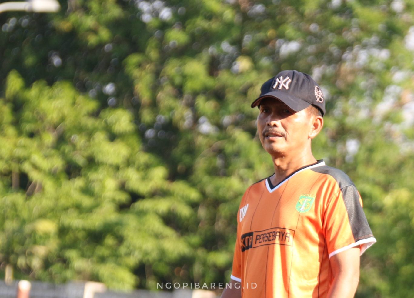 Pelatih Persebaya, Djajang Nurdjaman dipastikam absen di laga perdana Piala Presiden. (foto: Haris/ngopibareng.id)