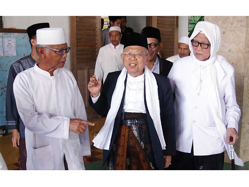 KH Anwar Manshur, Rais Syuriah PWNU Jatim, bersama KH Ma'ruf Amin dan KH Anwar Iskandar. (Foto: dok ngopibareng.id)
