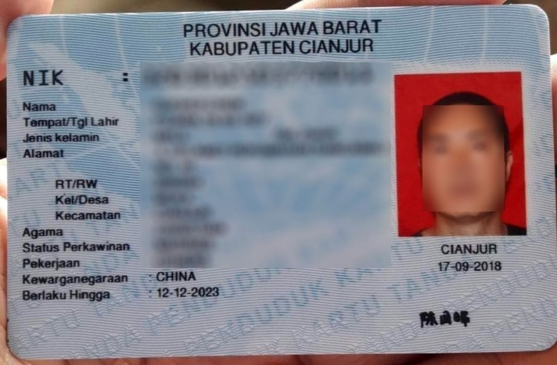 Ilustrasi KTP yang dipegang seorang WNA Cina yang ditemukan di Cianjur. (Foto: istimewa)