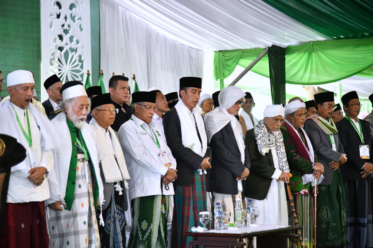 Presiden Joko Widido bersama Rais Am PBNU KH Miftachul Akhyar, saat pembukaan Munas Alim Ulama NU di Banjar. (foto: nu for ngopibareng.id)
